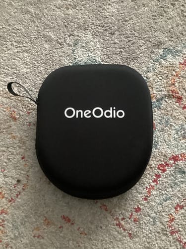 Προστατευτική θήκη μεταφοράς της Oneodio πάνω σε χαλί